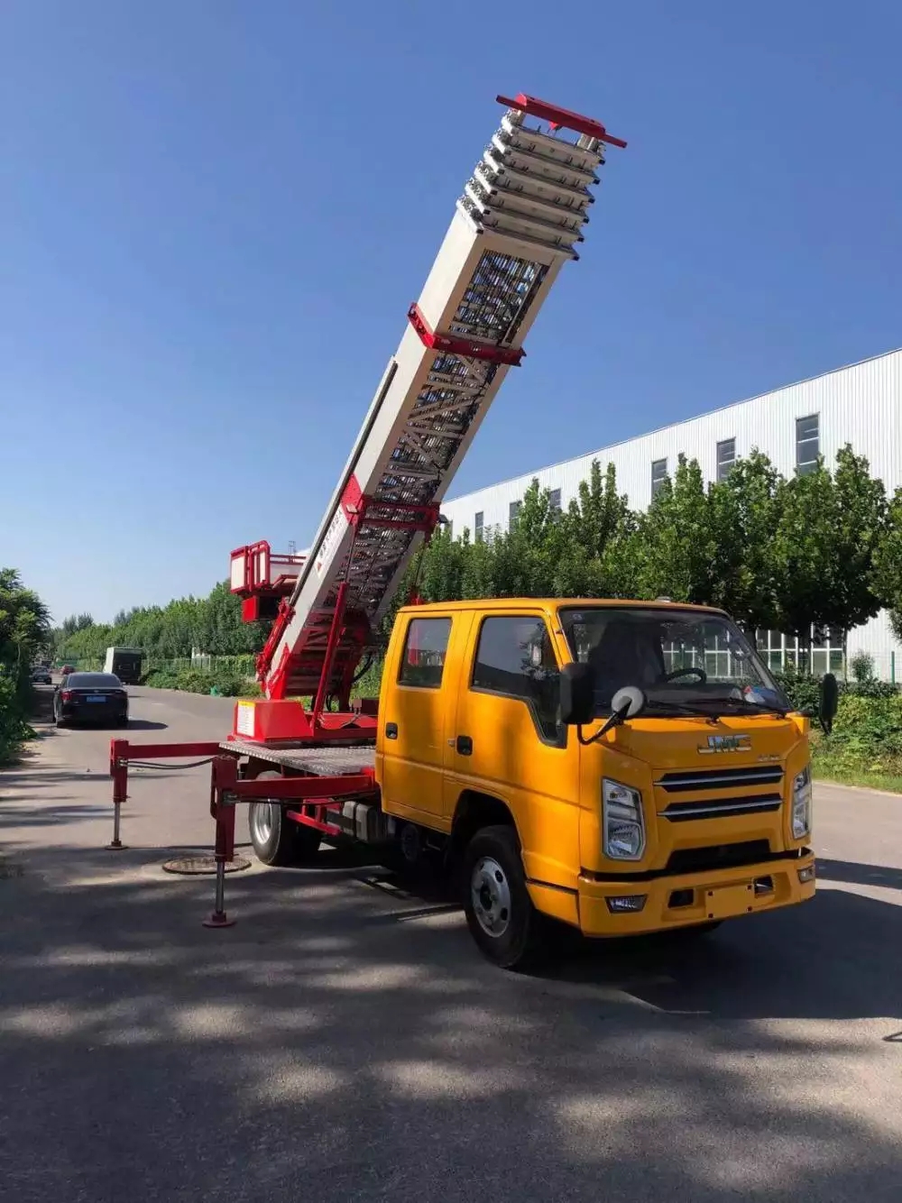 天坛街道附近的云梯车出租服务：轻松解决高空作业需求